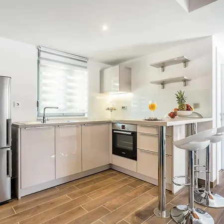 Sleeps 7 Air Con Wifi Villa *