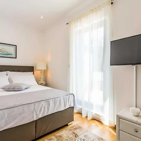 Sleeps 7 Air Con Wifi Villa *