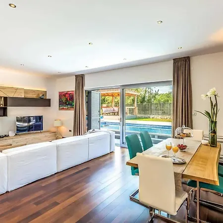 Sleeps 7 Air Con Wifi * Split