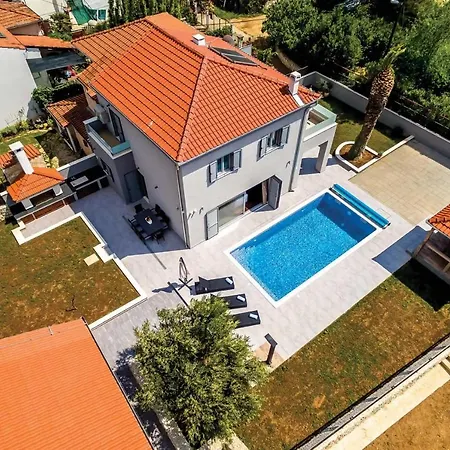 Villa Sleeps 7 Air Con Wifi Split