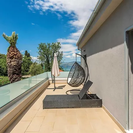 Villa Sleeps 7 Air Con Wifi *