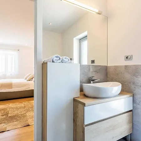 Sleeps 7 Air Con Wifi Villa Split