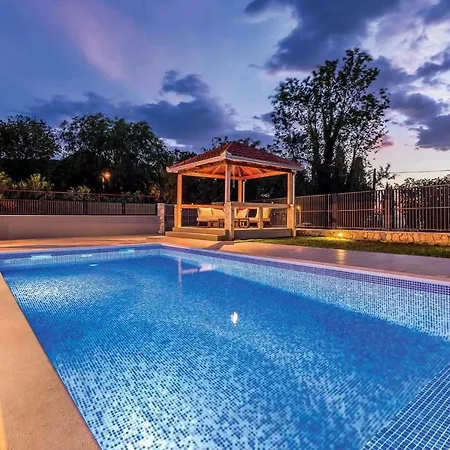 Sleeps 7 Air Con Wifi Villa *
