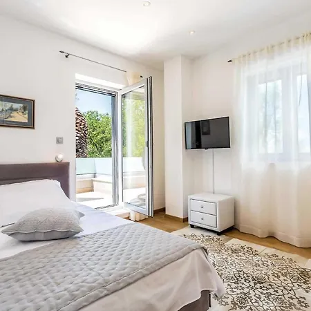 Villa Sleeps 7 Air Con Wifi Split